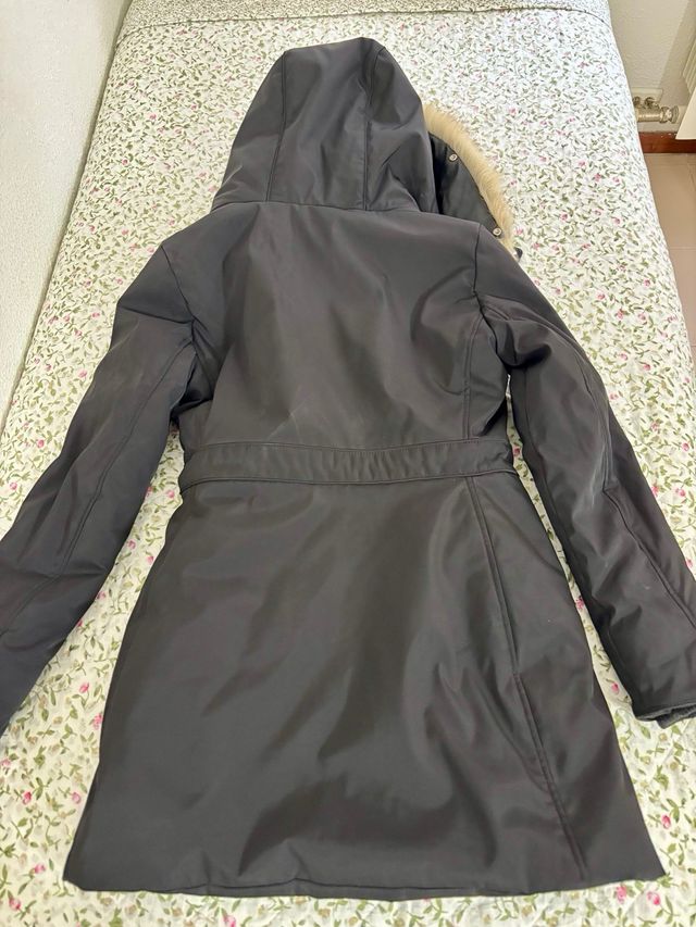 Abrigo Zara negro con capucha y pelo