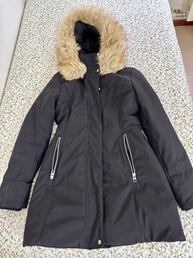 Abrigo Zara negro con capucha y pelo