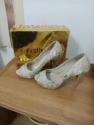 Zapatos de tacón beige y dorados