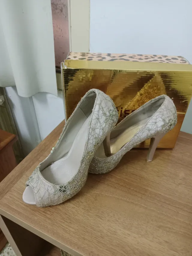 Zapatos de tacón beige y dorados