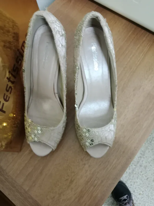 Zapatos de tacón beige y dorados