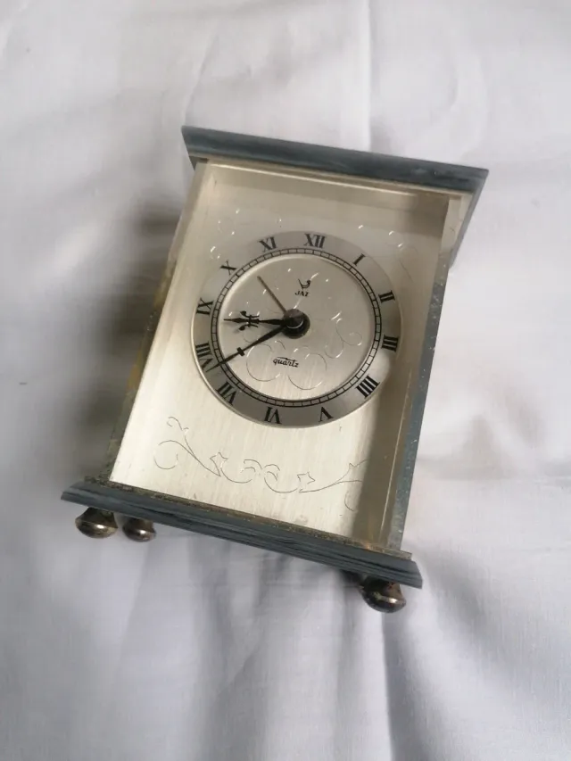 Reloj de mesita de noche