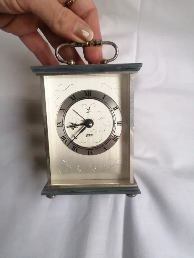 Reloj de mesita de noche