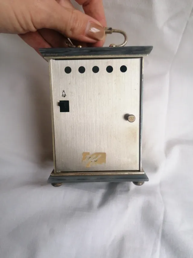 Reloj de mesita de noche