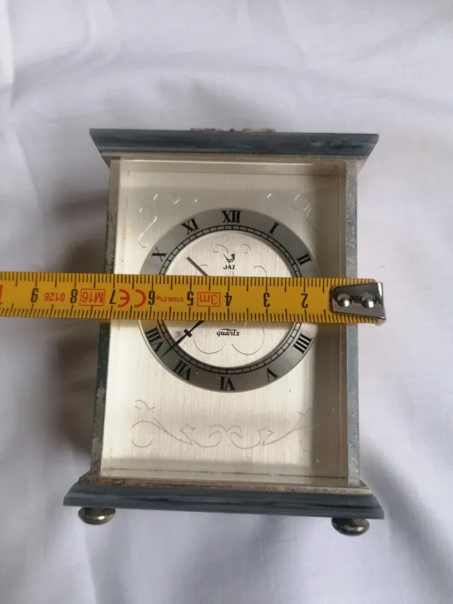 Reloj de mesita de noche