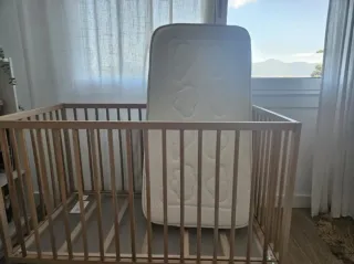 Cuna + Colchón + Proyector