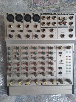 Behringer Eurorack MX 802A Mezclador Portátil