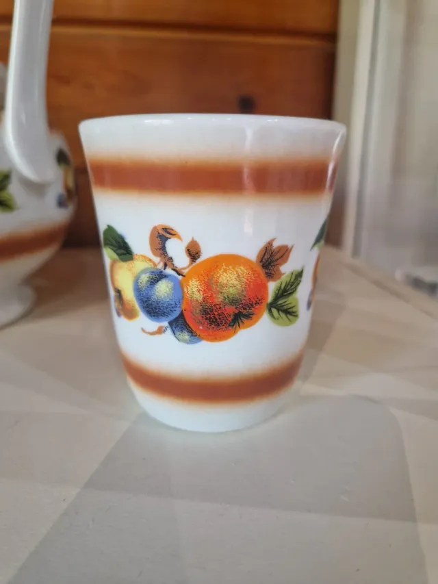 Juego de cerámica con frutas