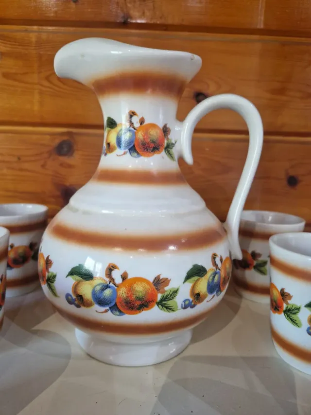 Juego de cerámica con frutas