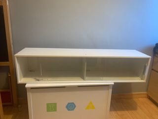 Vitrina blanca con puertas correderas de cristal