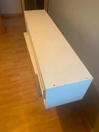 Vitrina blanca con puertas correderas de cristal