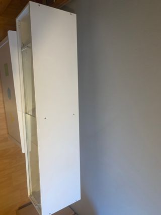 Vitrina blanca con puertas correderas de cristal