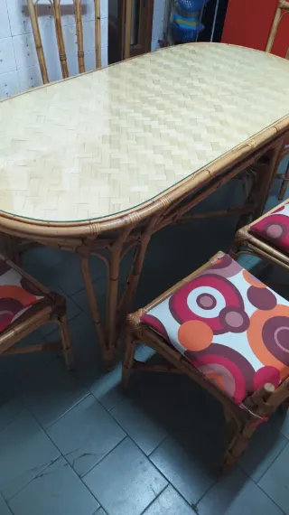 Mesa de mimbre y 6 sillas