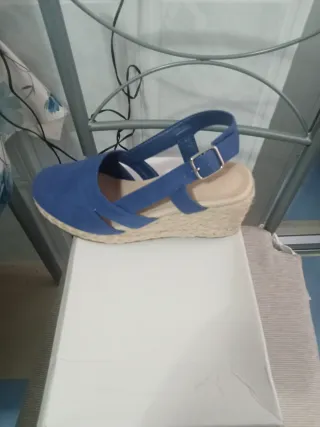 Sandalias cuña azul y beige
