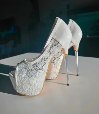 Zapatos de tacón aguja blancos y dorados