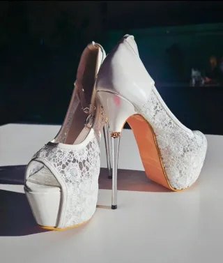 Zapatos de tacón aguja blancos y dorados