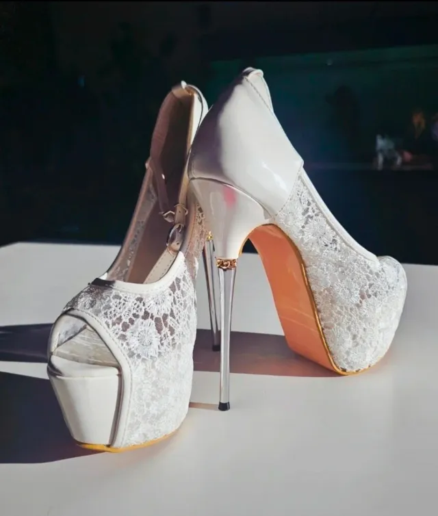 Zapatos de tacón aguja blancos y dorados