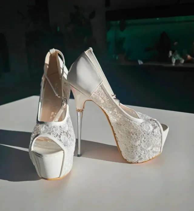 Zapatos de tacón aguja blancos y dorados