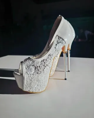 Zapatos de tacón aguja blancos y dorados