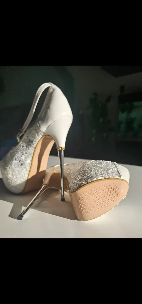 Zapatos de tacón aguja blancos y dorados