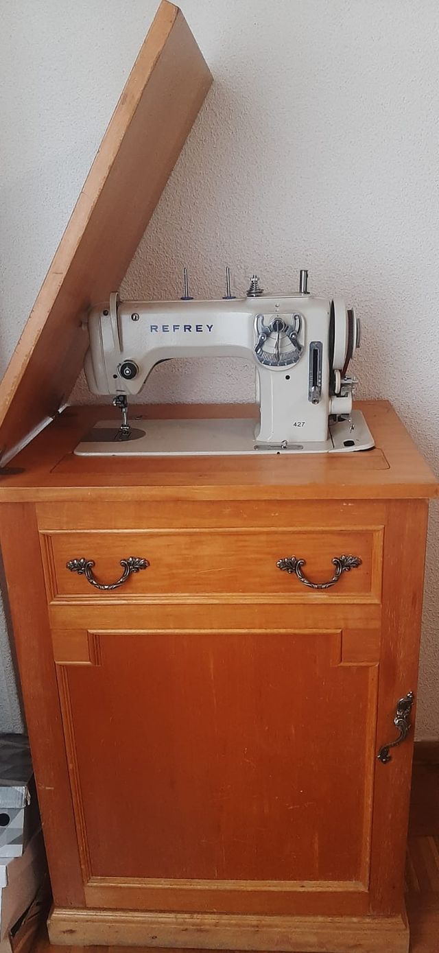 Máquina Coser Industrial REFREY 427 + Mueble