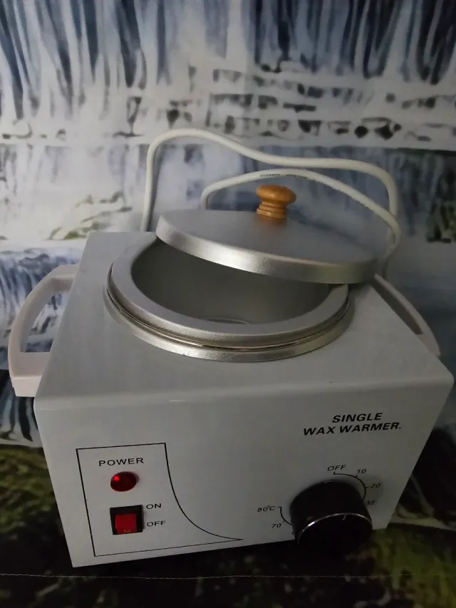 Calentador de cera plateado y blanco