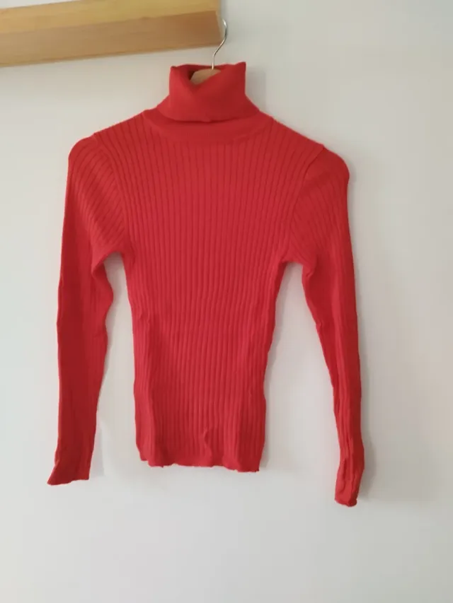 Blusa roja de cuello alto
