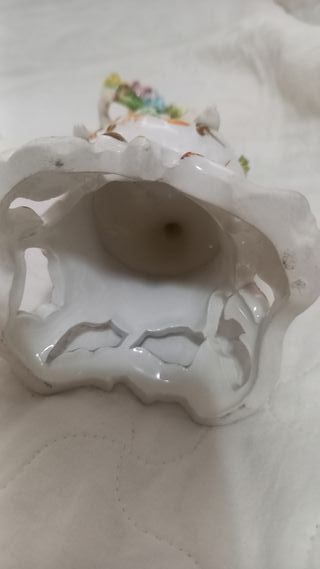 Statuina donna con fiori in ceramica