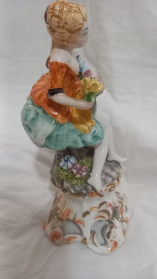Statuina donna con fiori in ceramica