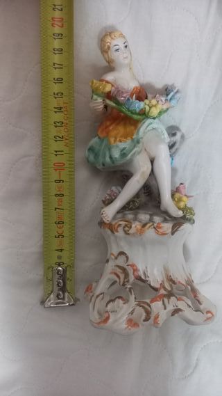 Statuina donna con fiori in ceramica