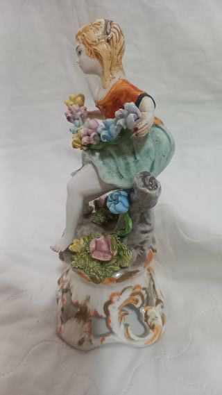 Statuina donna con fiori in ceramica