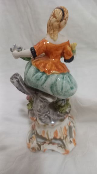 Statuina donna con fiori in ceramica