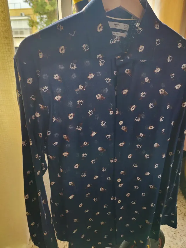 Camisa Mango floral azul y beige