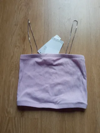 Top Bershka lila con tirantes de pedrería.