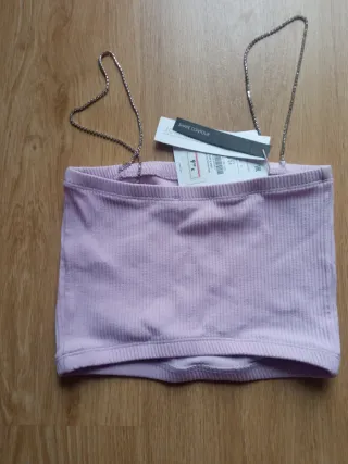 Top Bershka lila con tirantes de pedrería.