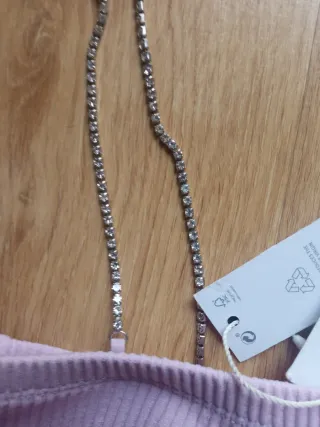 Top Bershka lila con tirantes de pedrería.