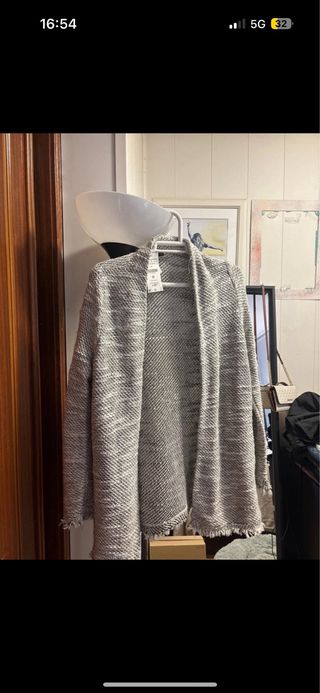 Chaqueta de punto gris y blanco flecos