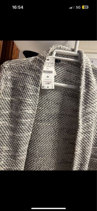 Chaqueta de punto gris y blanco flecos