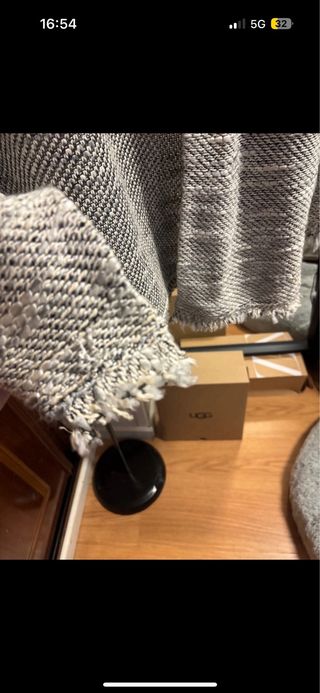 Chaqueta de punto gris y blanco flecos