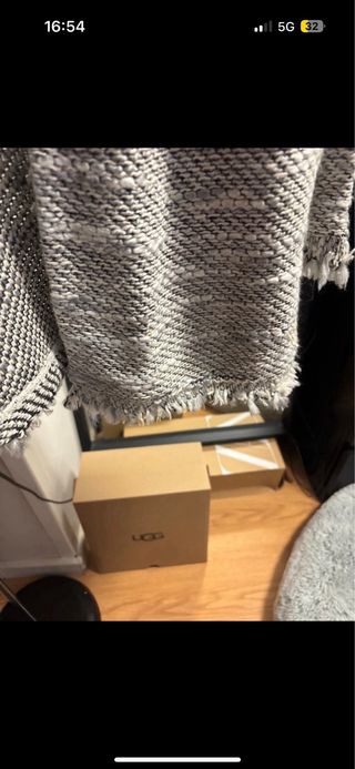 Chaqueta de punto gris y blanco flecos