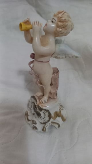 Statuina angioletto con corno in ceramica