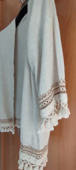 Sobrecamisa o chaqueta sin botones beige