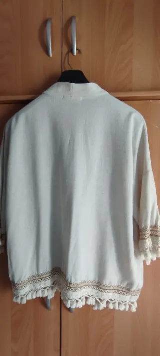 Sobrecamisa o chaqueta sin botones beige