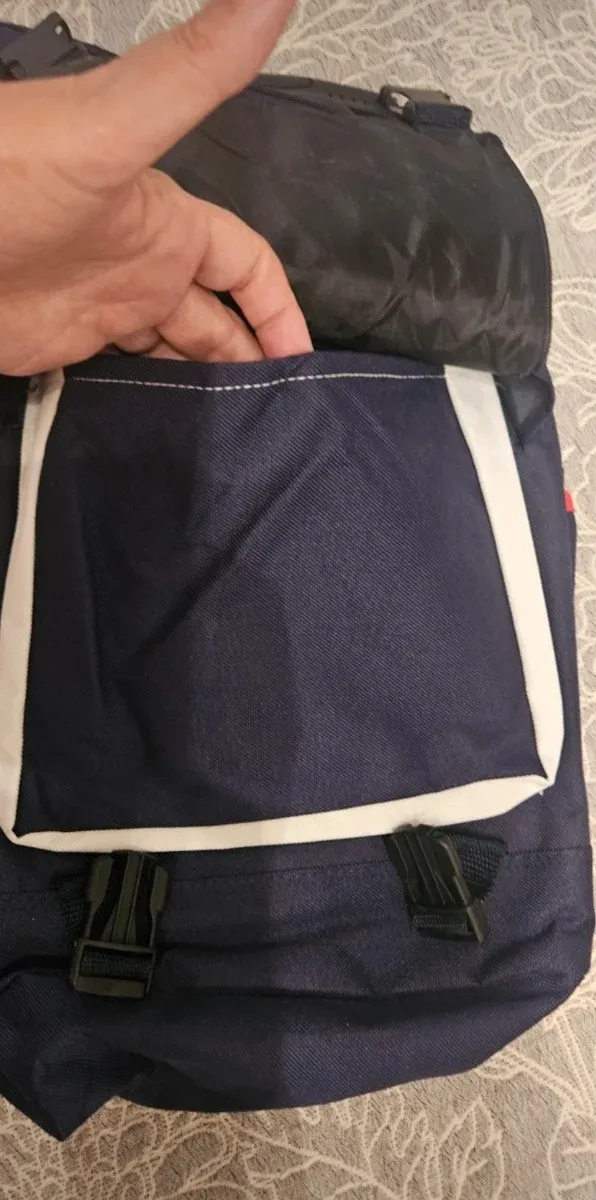 Zaino a tracolla blu marino con logo Winston