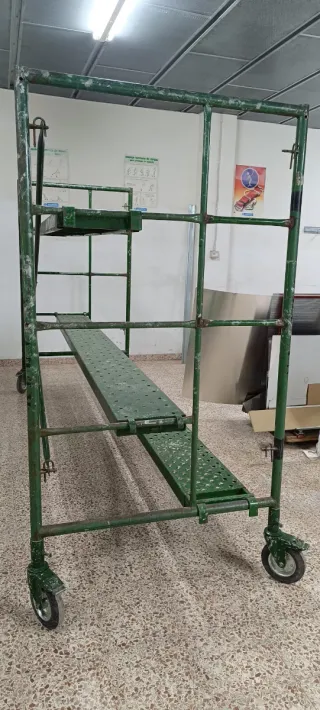 Andamio verde con ruedas