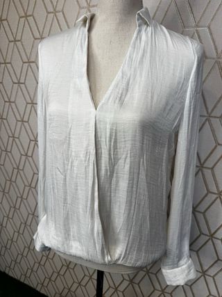 Camisa blanca de satén