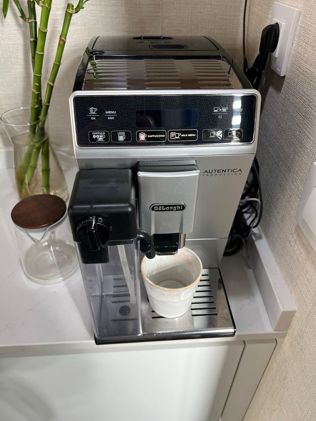 Cafetera automática DeLonghi Auténtica Cappuccino