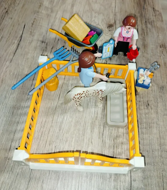 Stalla Playmobil con figure e accessori