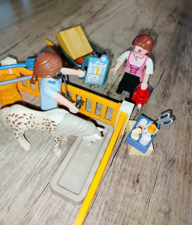 Stalla Playmobil con figure e accessori