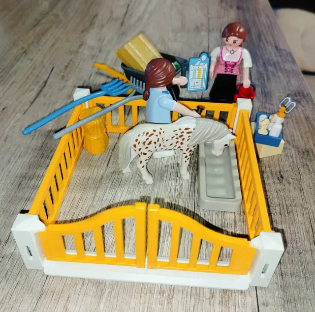 Stalla Playmobil con figure e accessori